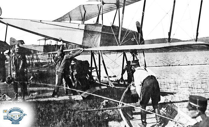 Mounting floats on Thulin L aircraft.  Repro photo and picture processing Lars Henriksson