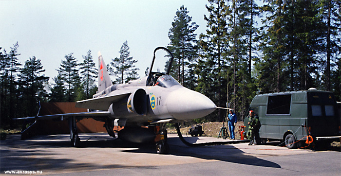 Fuelling of JA 37 Viggen on a road base in 1993.