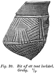 Piece of a thin earthenware vessel, earlier Iron Age. Greby, Sweden. - Bit av tunt lerkrl frn Greby i Bohusln.  ldre jrnlder. - Size 929 x 1222 pixels.