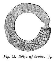 Buckle of bronze. Middle Age. Ragnhildsholmen Castle, Sweden. - Slja av brons frsedd med ornament. Medeltid. Ragnhildholmens slottsruin, Bohusln.-  Size 900 x 1000 pixels.