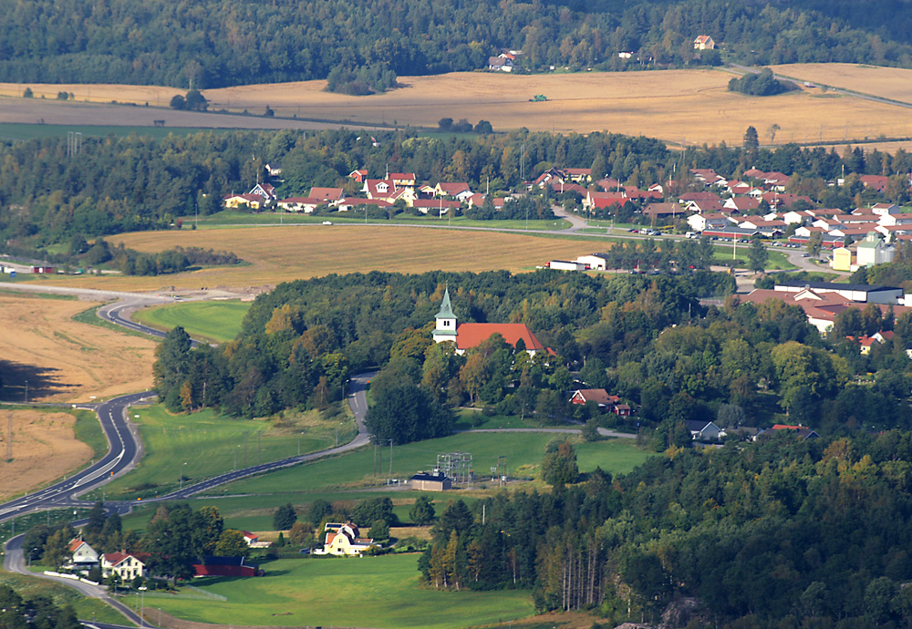 Foss kyrka, Munkedal, Bohusln. Flygfoto Lars Henriksson, www.avrosys.nu, 2008