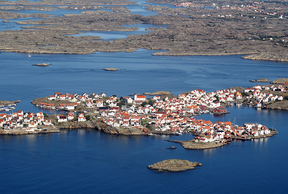 Kldesholmens kyrka. Flygfoto av Lars Henriksson, www.avrosys.nu, 2005