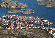 Gullholmens kyrka, Bohusln. Flygfoto Lars Henriksson, www.avrosys.nu, 2005