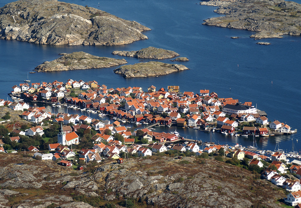 Gullholmens kyrka - Flygfoto av Gullholmen och Hrman av Lars Henriksson 2005.