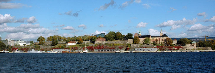 Akershus fortress in Oslo seen from the west. Photo: Kjetil Lenes, september 2005. Wikimedia Commons.