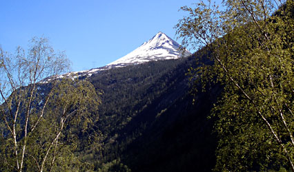 Gaustatoppen seen from Krossobanen in Rjukan. Photo: 1st of may, 2007 by "Sondrekv". Wikimedia Commons.