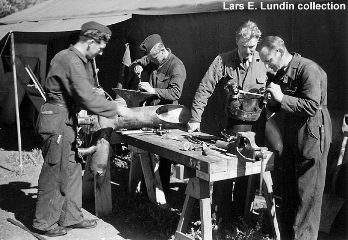 Swedish Air Force torpedo bomber T 2 Heinkel He 115 - Mechanics working